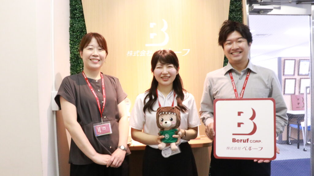 北海道ライブマルシェのライブちゃんぬいぐるみとベルーフ 社員